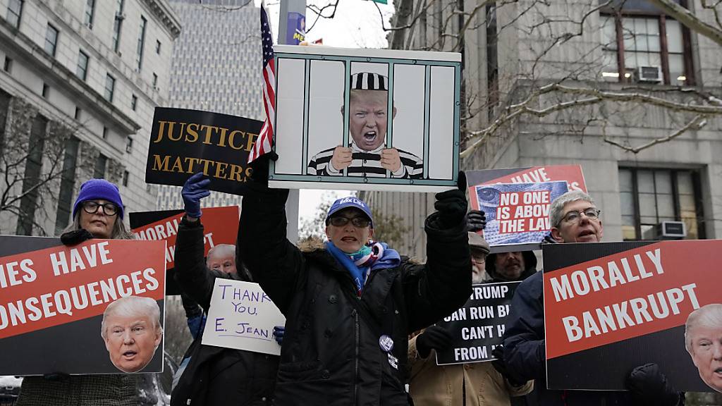 Menschen demonstrieren vor dem Bundesgericht in New York, wo der zweite Verleumdungsprozess gegen Donald Trump stattfindet. Foto: Eduardo Munoz Alvarez/FR171643 AP/dpa