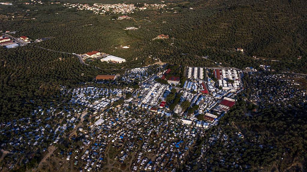 dpatopbilder - Blick auf das Flüchtlingslager Moria und angrenzende Behelfslager. Foto: Angelos Tzortzinis/dpa