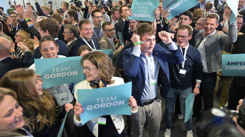Anhänger der CDU reagieren nach der Prognose zum Ergebnis der Landtagswahl in Rheinland-Pfalz. Foto: Hannes Albert/dpa