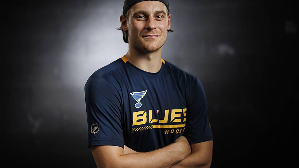 André Heim posiert im T-Shirt der St. Louis Blues