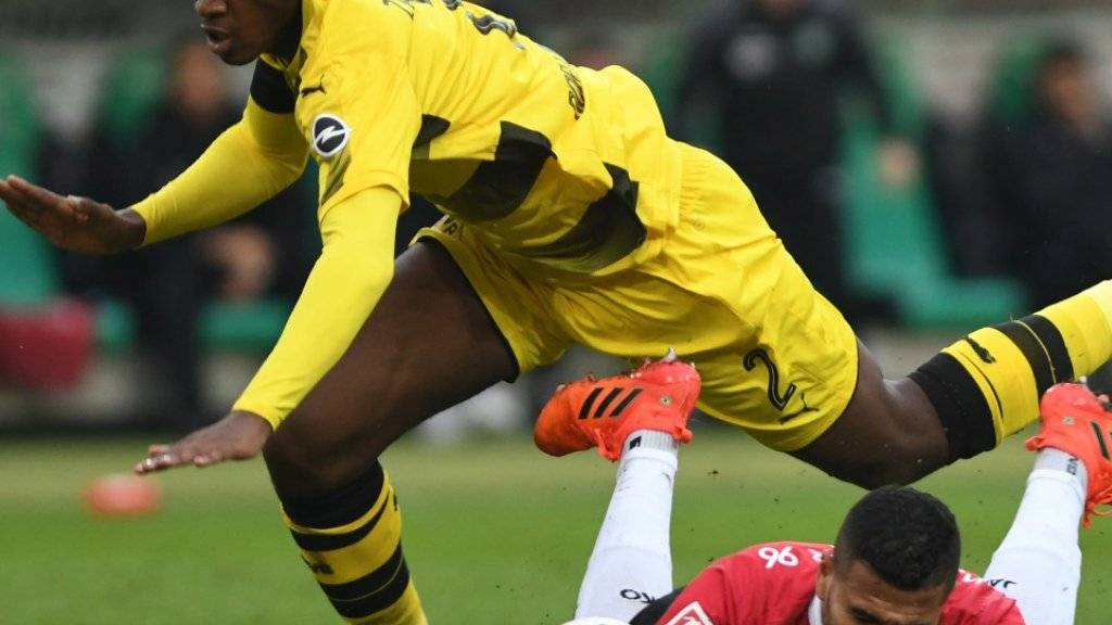 Kam gegen Hannover sprichwörtlich ins Stolpern: Dortmund, hier mit Dan-Axel Zagadou gegen Jonathas