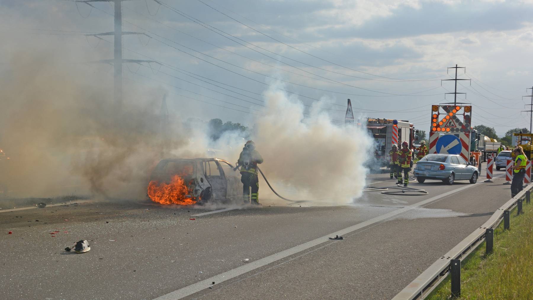 Auf der Autobahn A7 brannte ein Auto komplett aus.