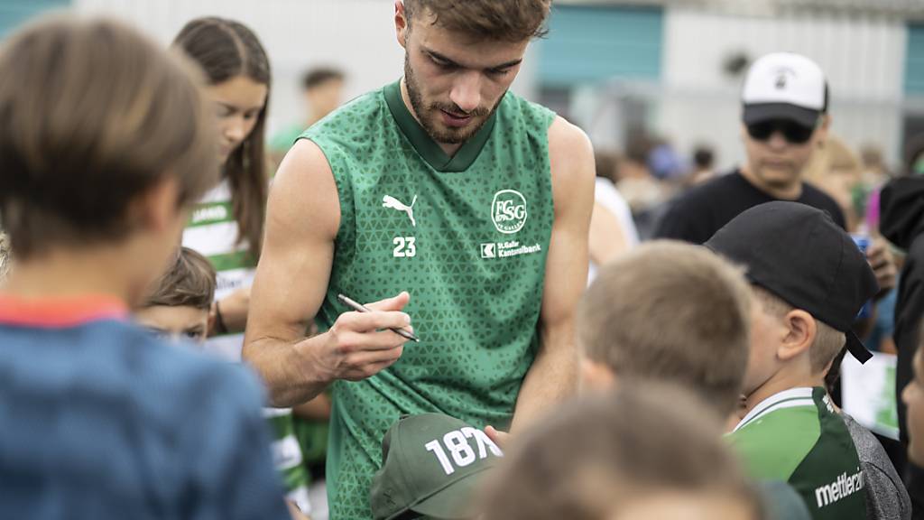 Betim Fazliji gibt Autogramme