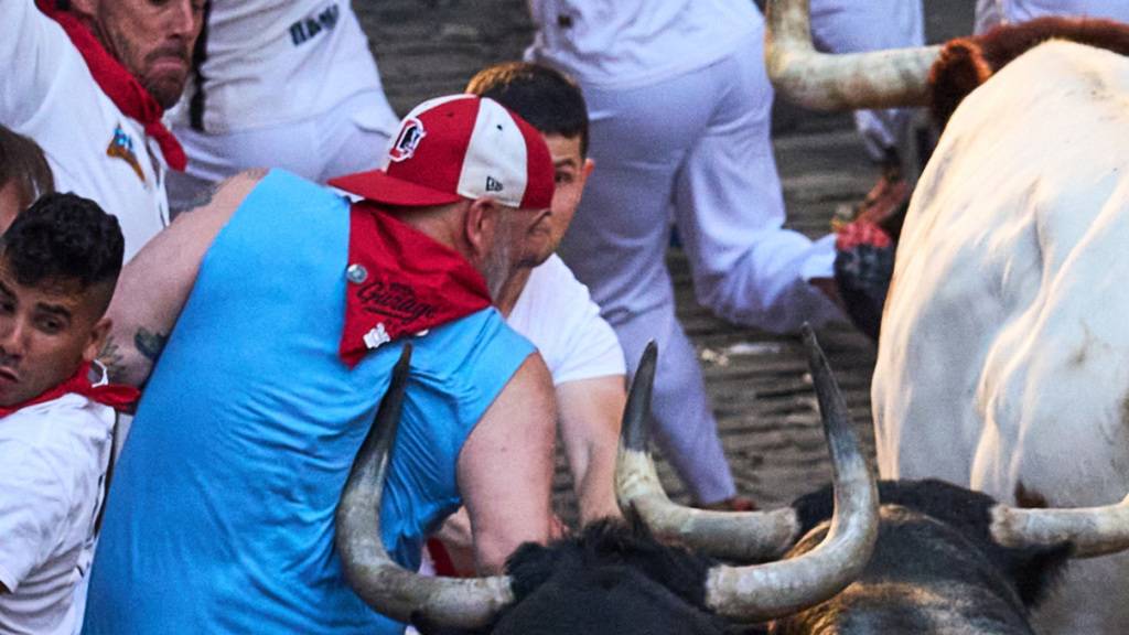 Feiernde laufen beim zweiten Stierlauf des San-FermÌn-Festes neben den Kampfstieren - RECROP Foto: Miguel Oses/AP/dpa