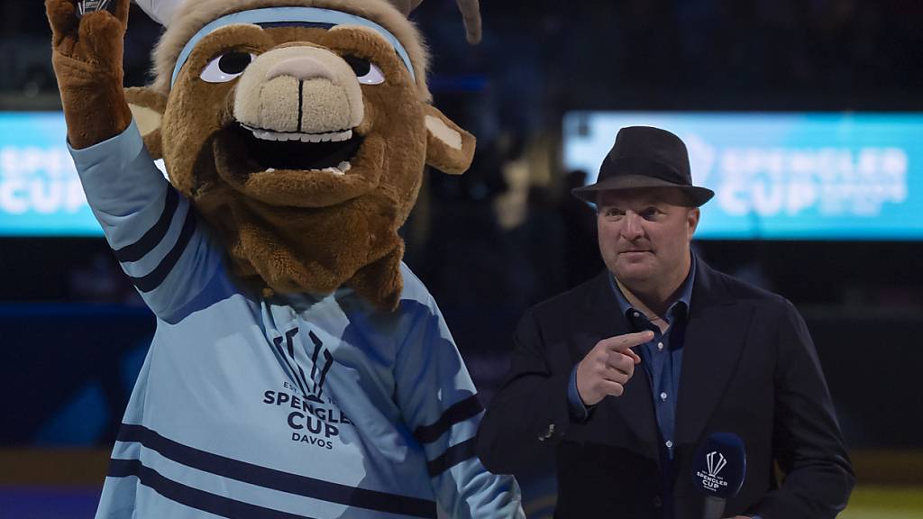 Auf der ganzen Linie zufrieden: OK-Präsident Marc Gianola mit dem Spengler-Cup-Maskottchen Hitsch