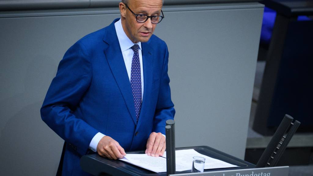 Bundeskanzler Friedrich Merz (CDU) gibt in der 89. Plenarsitzung der 21. Legislaturperiode im Deutschen Bundestag eine Regierungserklärung zur aktuellen politischen Lage ab. Foto: Bernd von Jutrczenka/dpa
