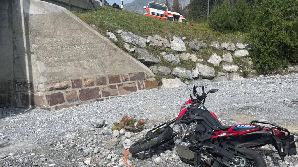 Der Motorradfahrer kam bei dem Unfall mehrere Meter von der Strasse ab und landete in einem Bachbett.