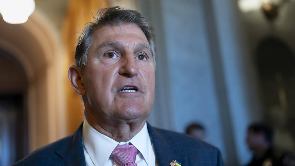 ARCHIV - Senator Joe Manchin spricht außerhalb des Plenarsaals im Kapitol in Washington. Foto: J. Scott Applewhite/AP