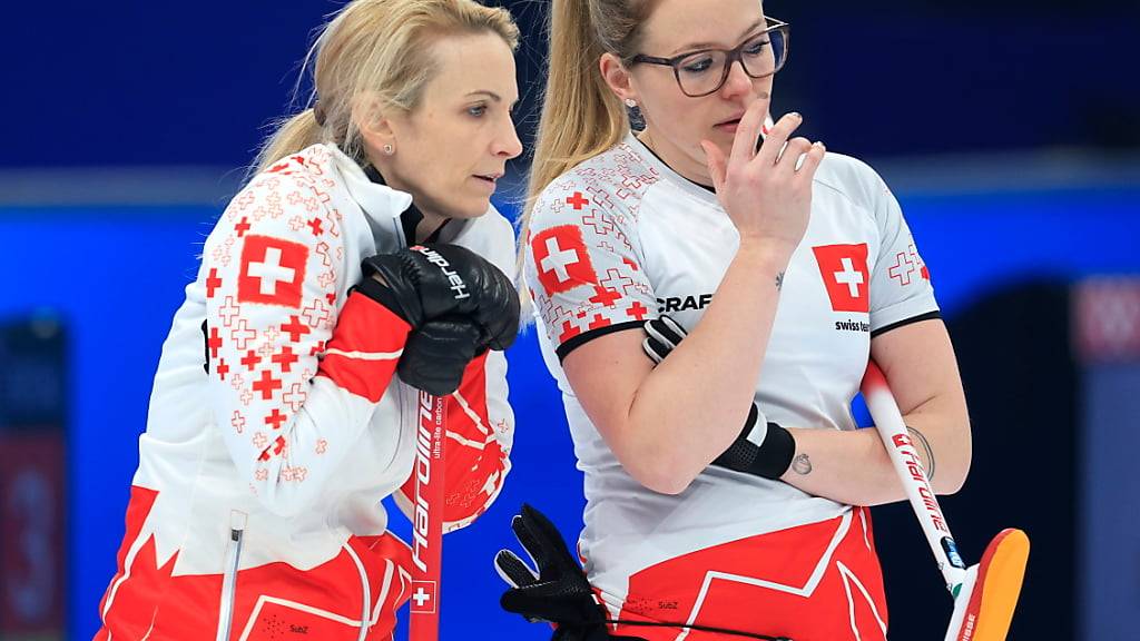 Silvana Tirinzoni (links) und Alina Pätz diskutieren über eine Spielsituation