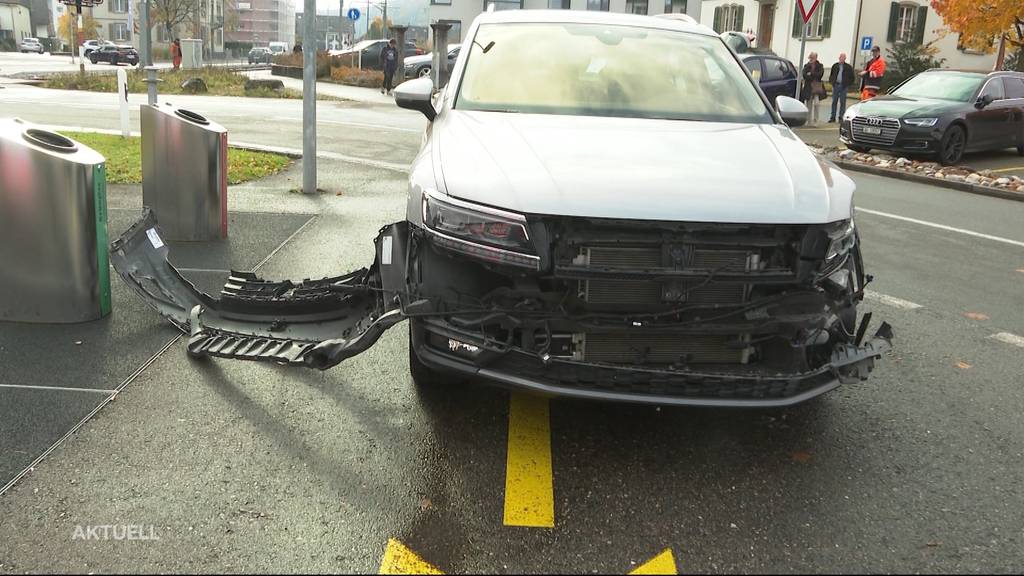 Auto kollidiert mit der Seetalbahn in Seon