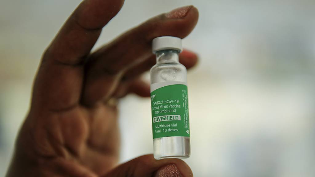 Eine Krankenschwester hält eine Ampulle mit dem Corona-Impfstoff von AstraZeneca, der vom Serum Institute of India (SII) hergestellt und im Rahmen der globalen Covax-Initiative bereitgestellt wird. (Archiv)