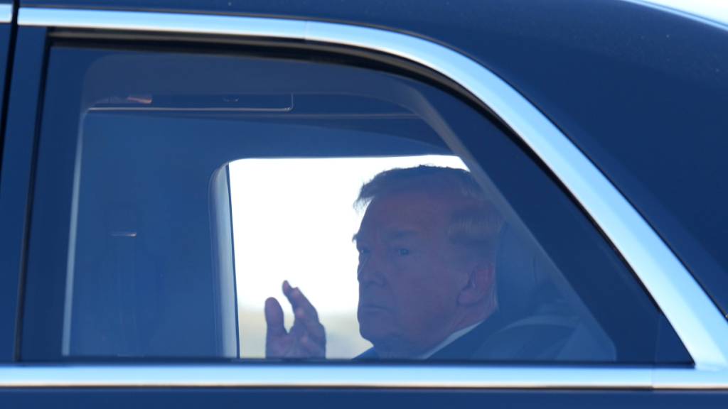 ARCHIV - US-Präsident Donald Trump winkt aus seinem Auto, nachdem er auf dem Memphis International Airport aus der Air Force One ausgestiegen ist. Foto: Mark Schiefelbein/AP/dpa