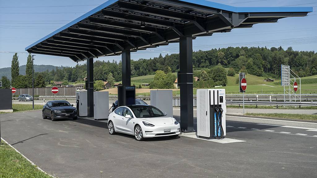 E-Autos an der Schnellladestation auf dem Rastplatz Oftringen Ost im Aargau. (Archivbild)