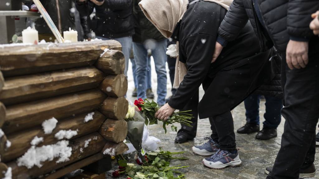 Opfer der Brandkatastrophe von Crans-Montana und Angehörige von Verstorbenen sollen vom Bund einen Solidaritätsbeitrag von 50'000 Franken erhalten. Das hat der Bundesrat am Mittwoch beschlossen. (Archivbild vom 14. Februar vom Vorplatz der Bar "Le Constellation)