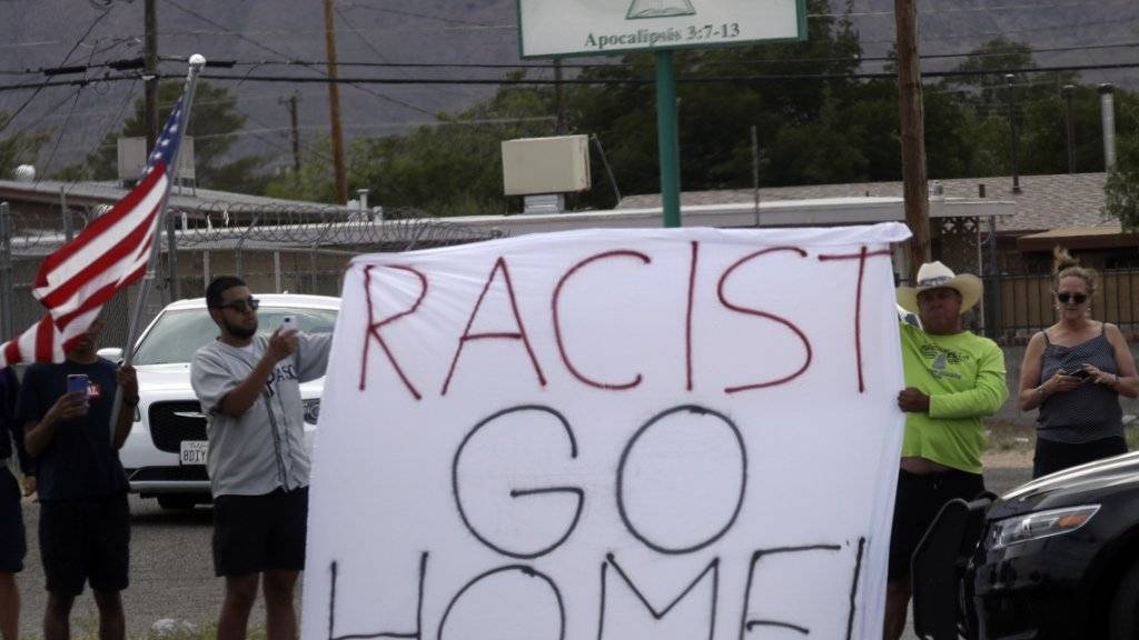 «Rassist, gehe nach Hause!»: In El Paso demonstrieren Menschen gegen einen Besuch von US-Präsident Donald Trump in der Stadt nach einer mutmasslich rassistisch motivierten Gewalttat mit über 20 Toten.