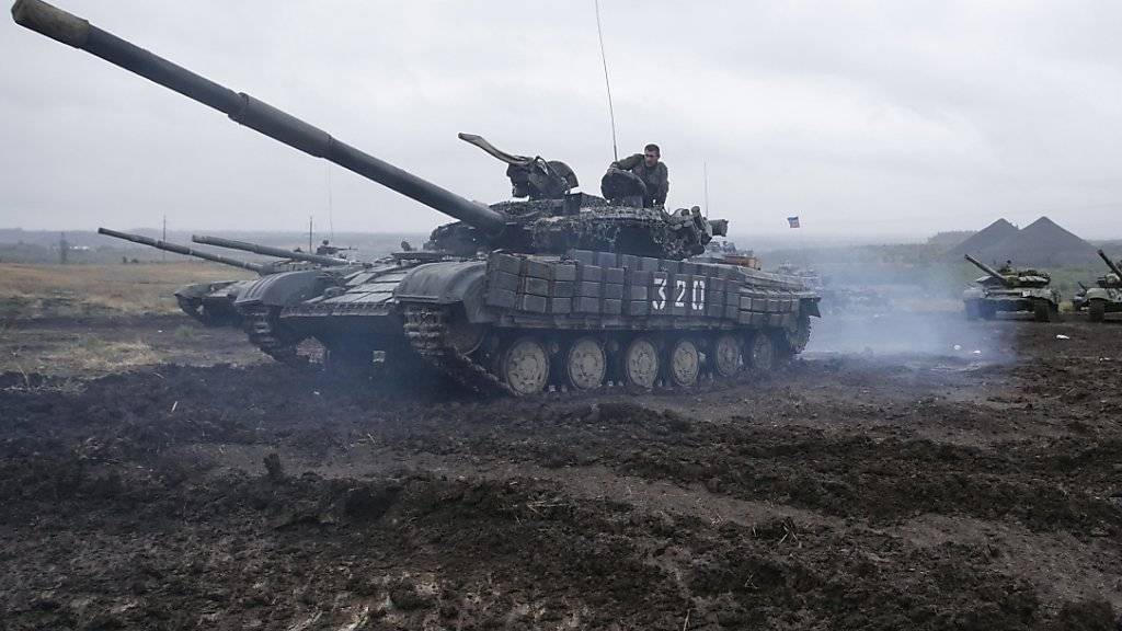 Die Panzer rollen noch in der Ostukraine: Weil es zu wenig Fortschritte im ukrainischen Friedensprozess gibt, verlängert die EU ihre Sanktionen gegen Russland. (Archiv)