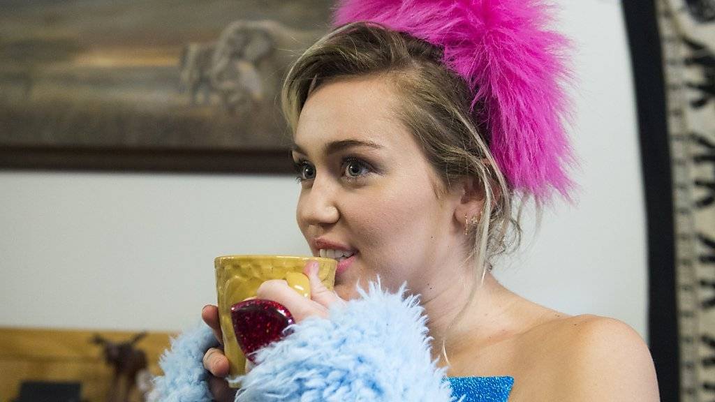 Miley Cyrus - hier bei einem Wahlkampfanlass für Hillary Clinton - trägt normalerweise Modeschmuck wie diesen Plastik-Fingerring. Aber ab und zu zieht sie den Verlobungsring an, den ihr Liam Hemsworth gegeben hat. (Archivbild)