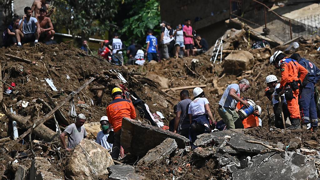 Zahl der Toten nach Erdrutschen bei Rio steigt – wieder Regen