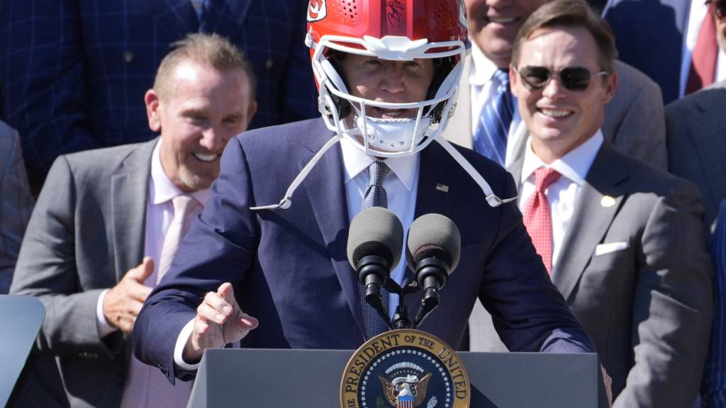 Geschenk für den Präsidenten: Joe Biden setzt sich einen Helm der Kansas City Chiefs auf