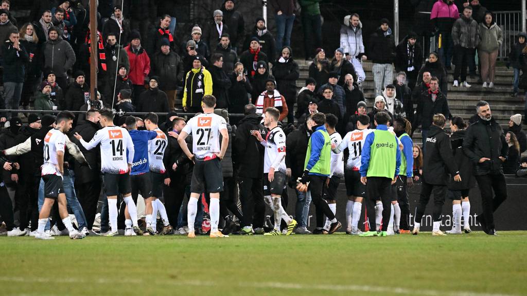 Fans auf dem Spielfeld: Hatte der FC Aarau die Lage nicht im Griff?