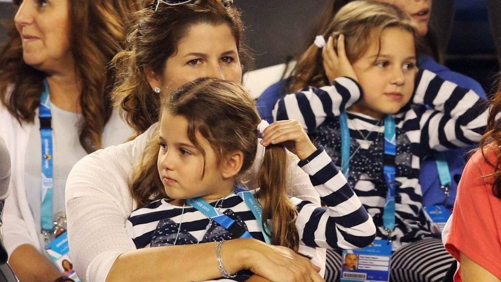 Roger Federers Zwillinge Myla und Charlene überlegen sich während des Spiels, welche Tipps sie ihrem Papa geben könnten. (Archiv)