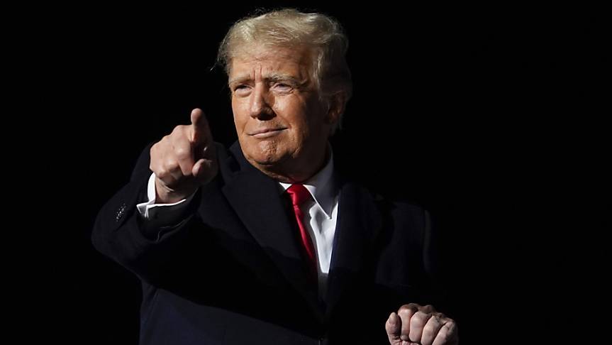 Donald Trump, ehemaliger Präsident der USA, tanzt nach seiner Rede bei einer Wahlkampfveranstaltung in Vandalia in Ohio. Foto: Michael Conroy/AP/dpa