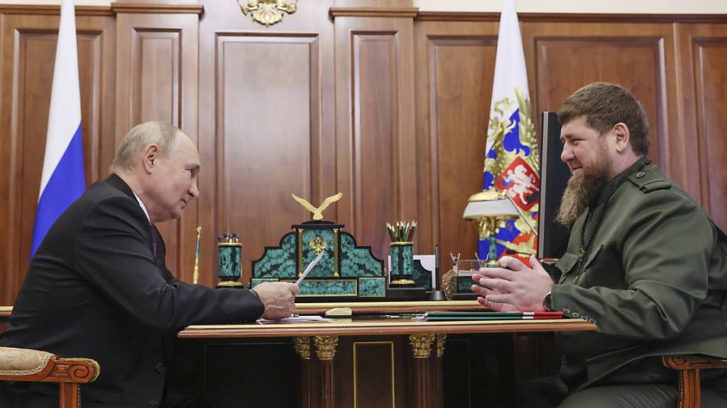 HANDOUT - Auf diesem von der staatlichen Nachrichtenagentur Sputnik via AP veröffentlichen Foto trifft sich Wladimir Putin (l), Präsident von Russland, mit Ramsan Kadyrow, Machthaber der russischen Teilrepublik Tschetschenien, im Kreml. Foto: Mikhail Metzel/Pool Sputnik Kremlin/AP/dpa - ACHTUNG: Nur zur redaktionellen Verwendung und nur mit vollständiger Nennung des vorstehenden Credits