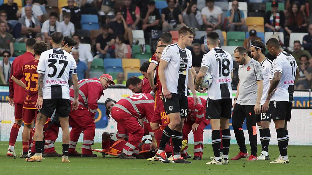 Evan N'Dicka muss nach dem Zusammenbruch im Spiel zwischen der AS Roma und Udinese lange auf dem Feld behandelt werden