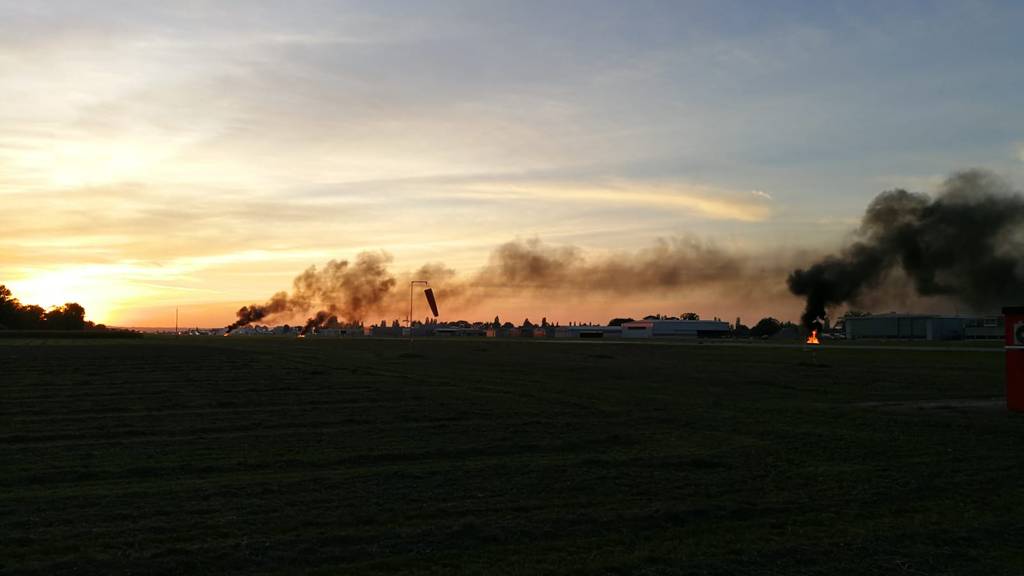 Über dem Flughafen Altenrhein hängen dunkle Rauchwolken. Grund dafür ist eine Grossübung.