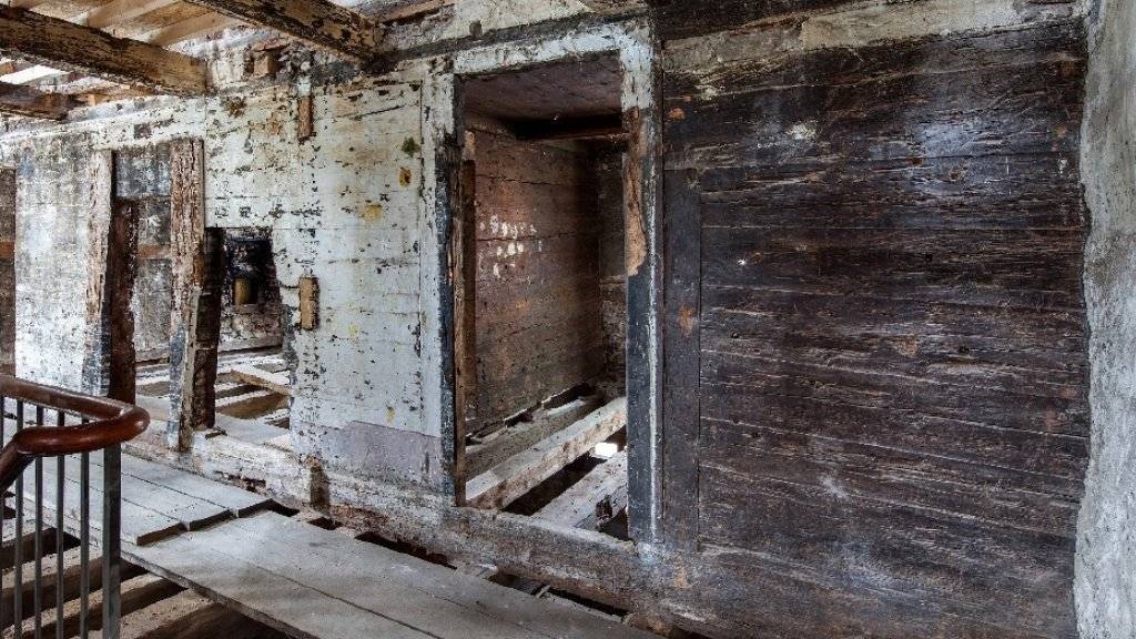 Das älteste Holzhaus im Kanton Uri ist ein ehemaliges Gasthaus. Der «Ochsen» in Flüelen an der Dorfstrasse 3 stammt aus dem Jahre 1327.