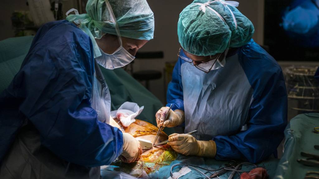Mehr Organspenden von Verstorbenen, aber weniger Lebendspenden: So hat sich die Spendebereitschaft in 24 Ländern im Durchschnitt entwickelt, nachdem sie die sogenannte Widerspruchslösung eingeführt hatten. (Archivbild)