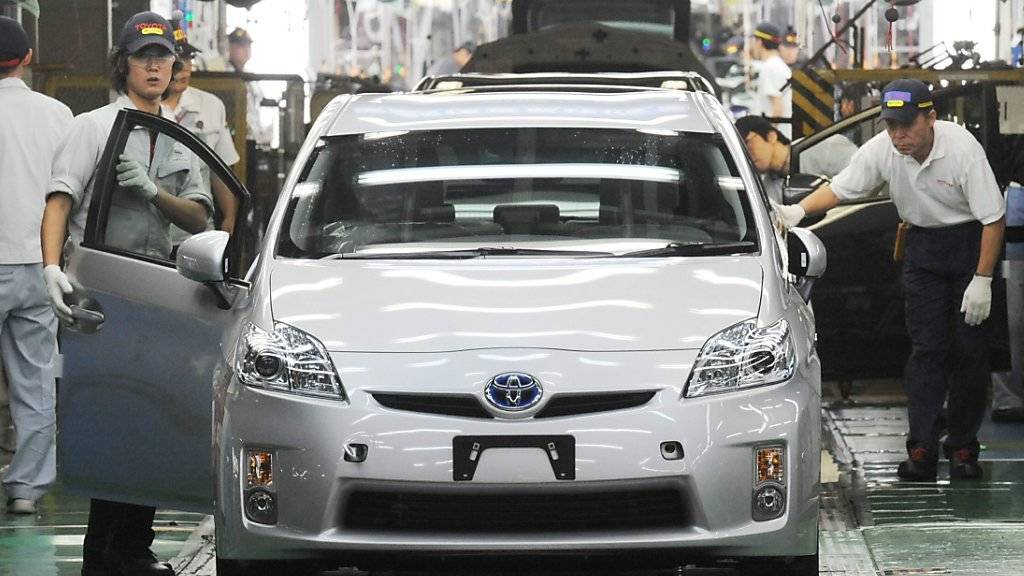 Der Hybrid-Auto-Pionier Toyota  (im Bild die Montage des Hybrid-Modells «Prius») will jetzt den Verkauf von Elektroautos forcieren. (Archivbild)