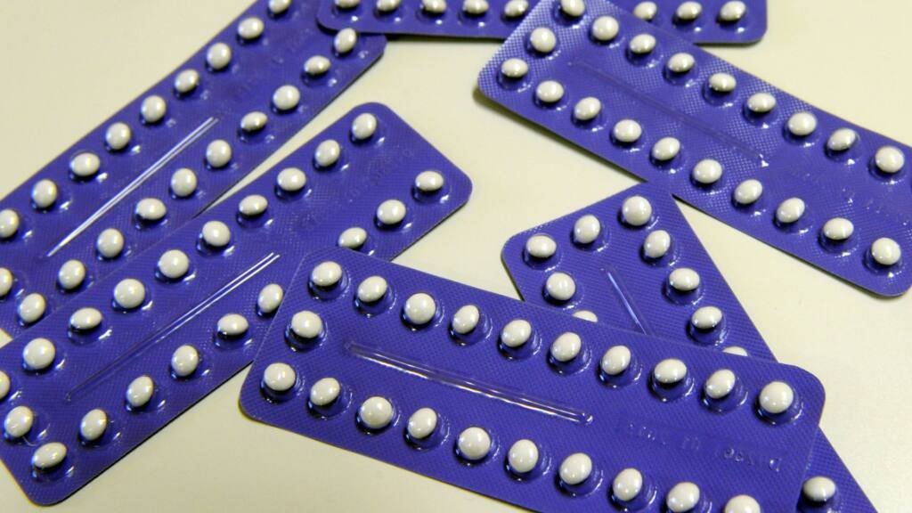 ARCHIV - Anti-Baby-Pillen liegen auf dem Tisch in einer Apotheke. Foto: Carsten Rehder/dpa/Symbolbild