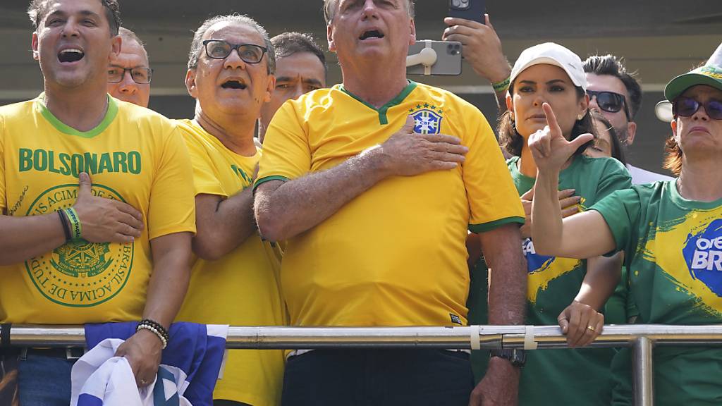 Jair Bolsonaro (M), ehemaliger Präsident von Brasilien, spricht während einer Kundgebung zu seinen Anhängern. Foto: Andre Penner/AP/dpa