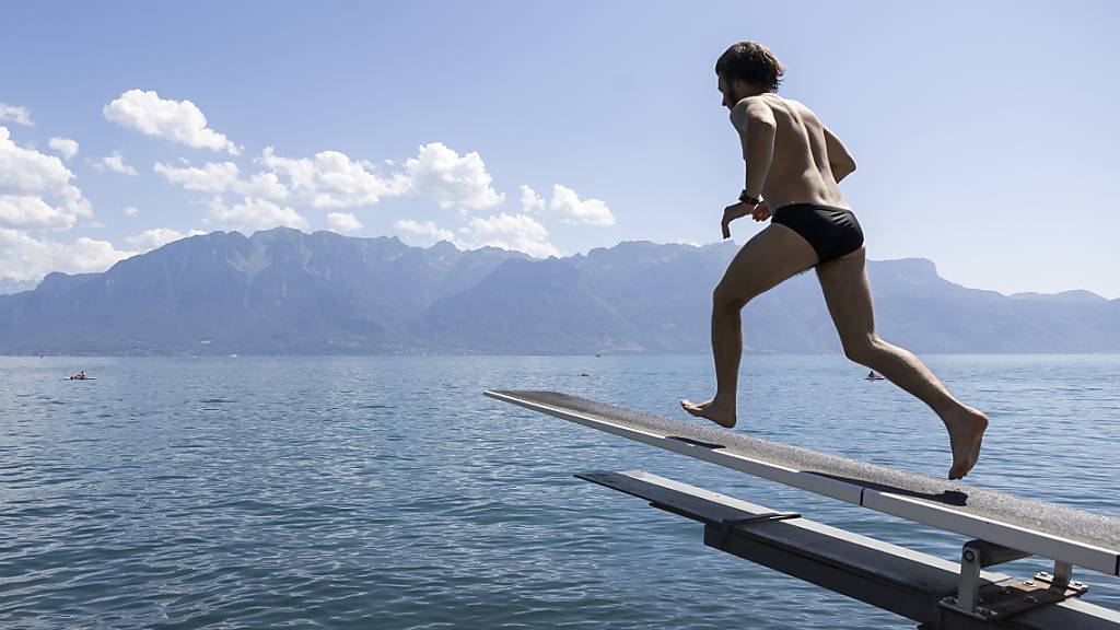 Der Juli brachte mehrere Tage mit Temperaturen über 30 Grad. Da kam ein Bad im kühlen Nass gerade richtig. (Symbolbild)