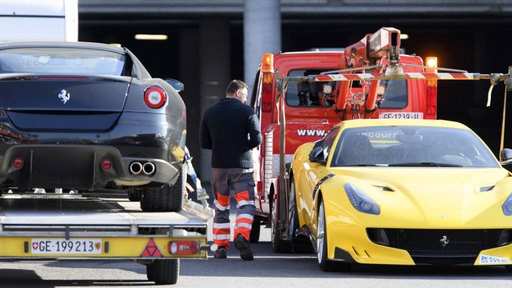 Zwei beschlagnahmte Ferrari von Teodorin Obiang am Flughafen Genf. (Archiv)