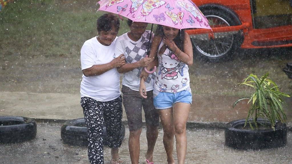 Der Taifun «Mangkhut» ist auf den Philippinen am Freitagabend (MESZ) auf Land getroffen. Er entfaltete Windgeschwindigkeiten von bis zu 205 Kilometern pro Stunde.