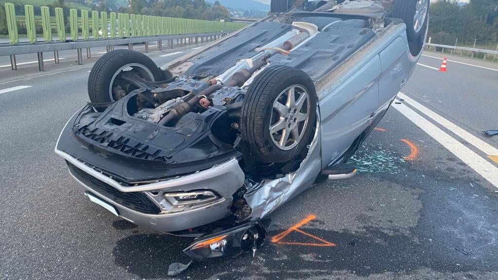 Nach einer Auffahrkollision landete am Mittwochabend in Baar ZG ein Auto auf dem Dach.
