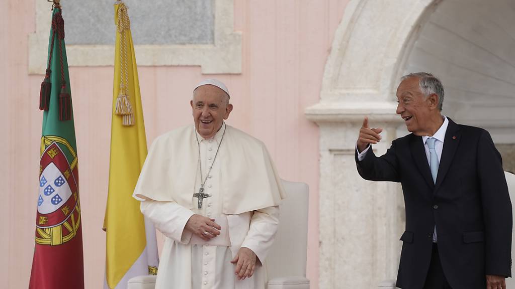 Papst Franziskus (l) mit dem portugiesischen Präsidenten Marcelo Rebelo de Sousa bei der Willkommenszeremonie im Präsidentenpalast von Belem in Lissabon. Foto: Armando Franca/AP/dpa - ACHTUNG: Nur zur redaktionellen Verwendung .
