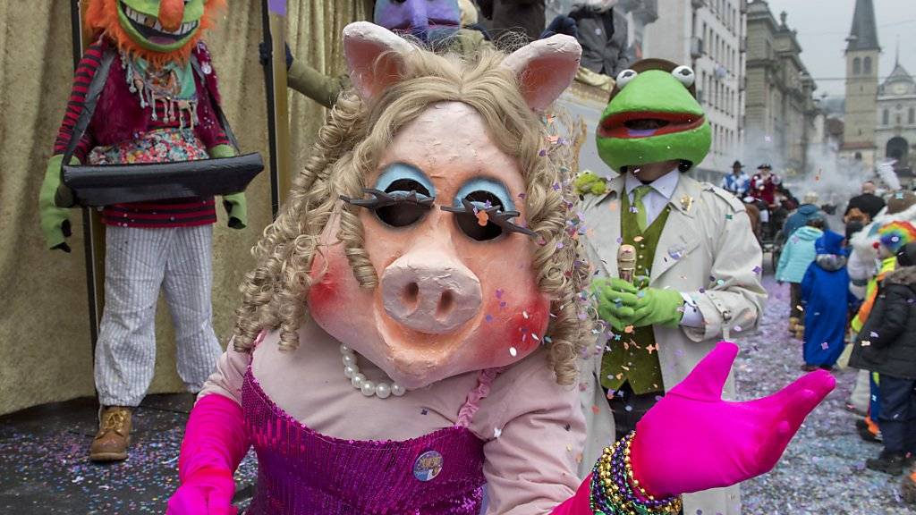 Muppet-Show: Auch Miss Piggy war am Donnerstagnachmittag am Fritschi-Umzug in Luzern anzutreffen.