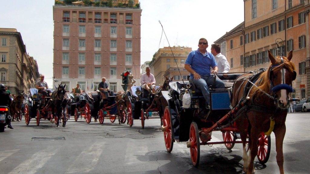 Könnten schon bald der Vergangenheit angehören: Touristenkutschen in Rom. (Archiv)