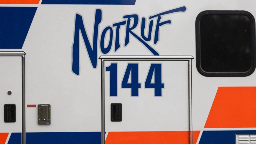 Der Rettungsdienst 144 brachte die verletzte Frau in ein Spital. (Symbolbild)