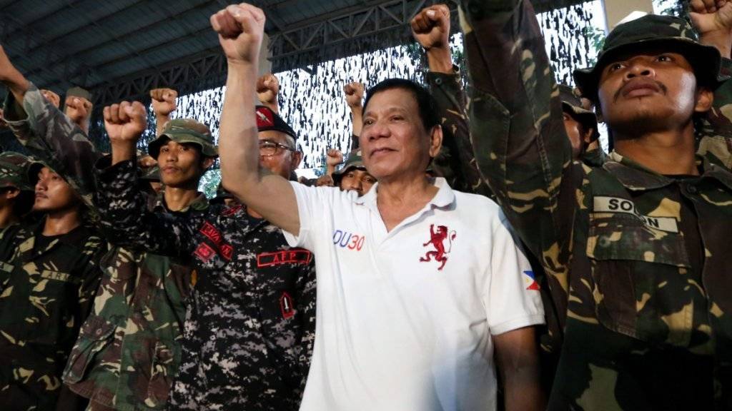 Das EU-Parlament ist das jüngste Ziel einer Beleidigung des philippinischen Präsidenten Rodrigo Duterte. Mit den Worten «Fickt Euch» quittierte er die Kritik des europäischen Gremiums an seiner Drogenpolitik, die bereits hunderten Menschen das Leben gekostet hat.