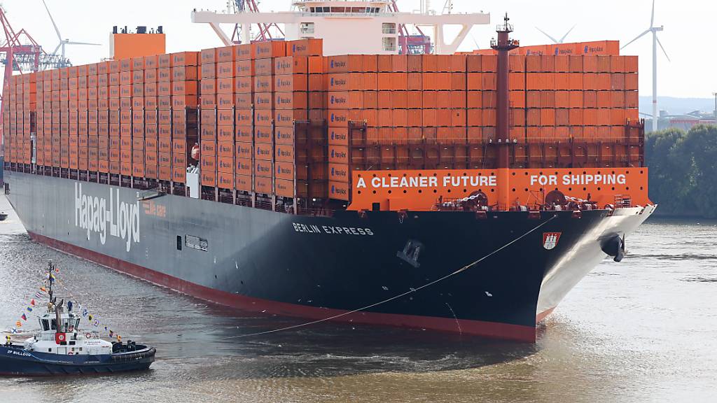 Das Containerschiff «Berlin Express» der Reederei Hapag-Lloyd im Hamburger Hafen (Archivbild).