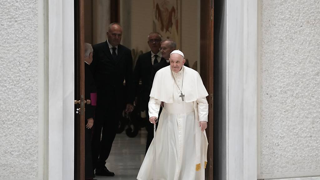 Papst Franziskus kommt zu einer Audienz. Foto: Andrew Medichini/AP/dpa