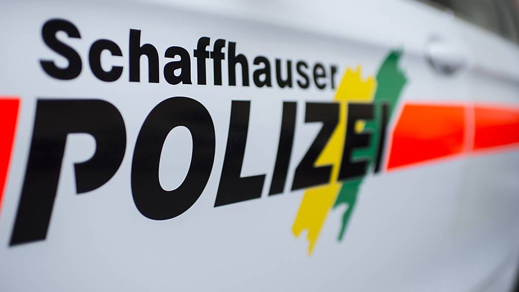 Ein aggressiver Autofahrer hat bei seiner Verhaftung in Neuhausen am Rheinfall zwei Polizisten verletzt. (Symbolbild)