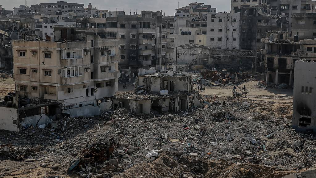 Ein Blick auf die Schäden im Bereich der Al-Maqousi-Türme, des Al-Mashtal-Hotels und der Al-Khalidi-Moschee in Gaza. Foto: Omar Ishaq/dpa