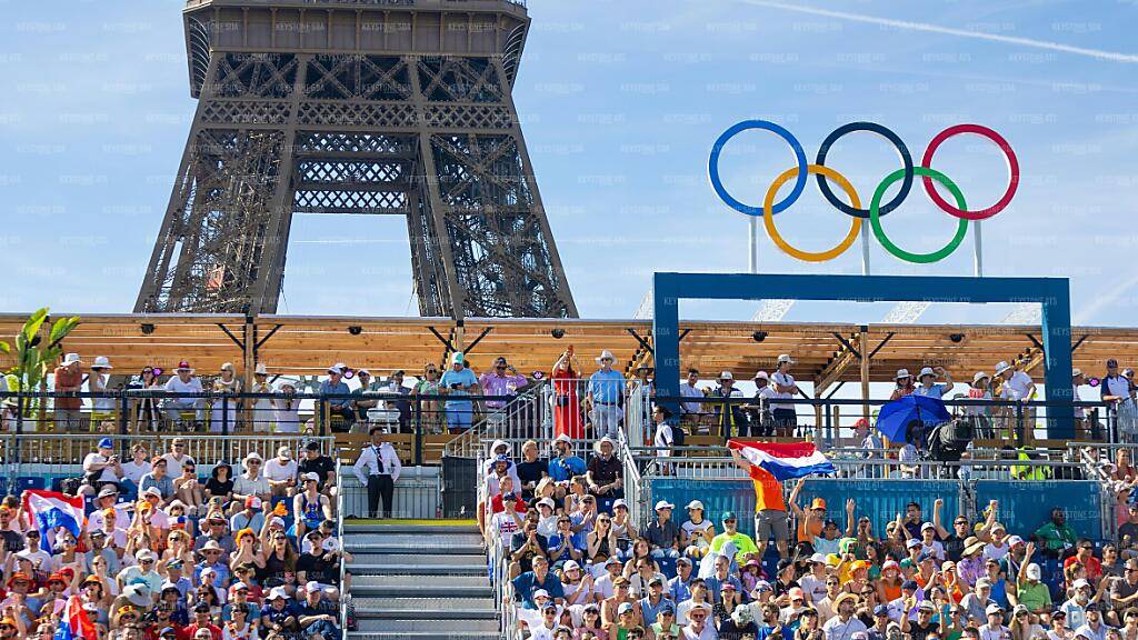 Partystimmung beim Beachvolleyball mit dem Eiffelturm im Hintergrund