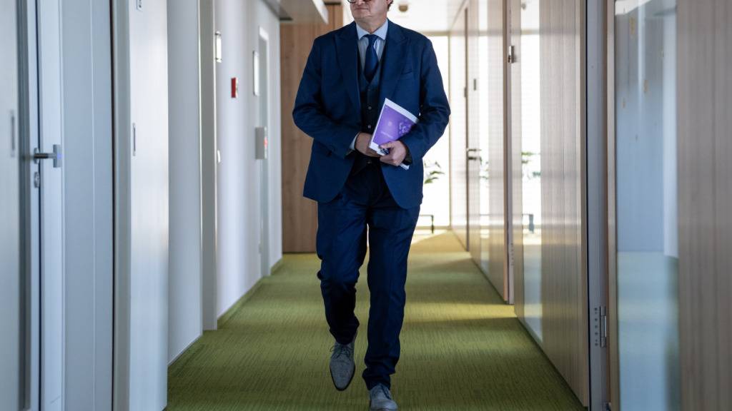 Andrés Ritter, stellvertretender Leiter der Europäischen Staatsanwaltschaft, geht nach einem Interviewtermin im Gebäude der European Public Prosecutor's Office (EPPO) in Luxemburg durch einen Flur. Foto: Harald Tittel/dpa