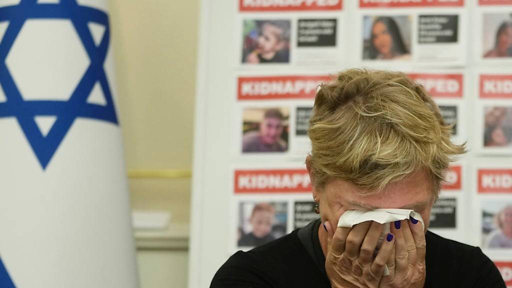 Iris Haim, Mutter der israelischen Geisel Yotam Haim, die bei dem Angriff der Hamas am 7. Oktober entführt wurde, weint während einer Pressekonferenz in der israelischen Botschaft. Foto: Kin Cheung/AP/dpa